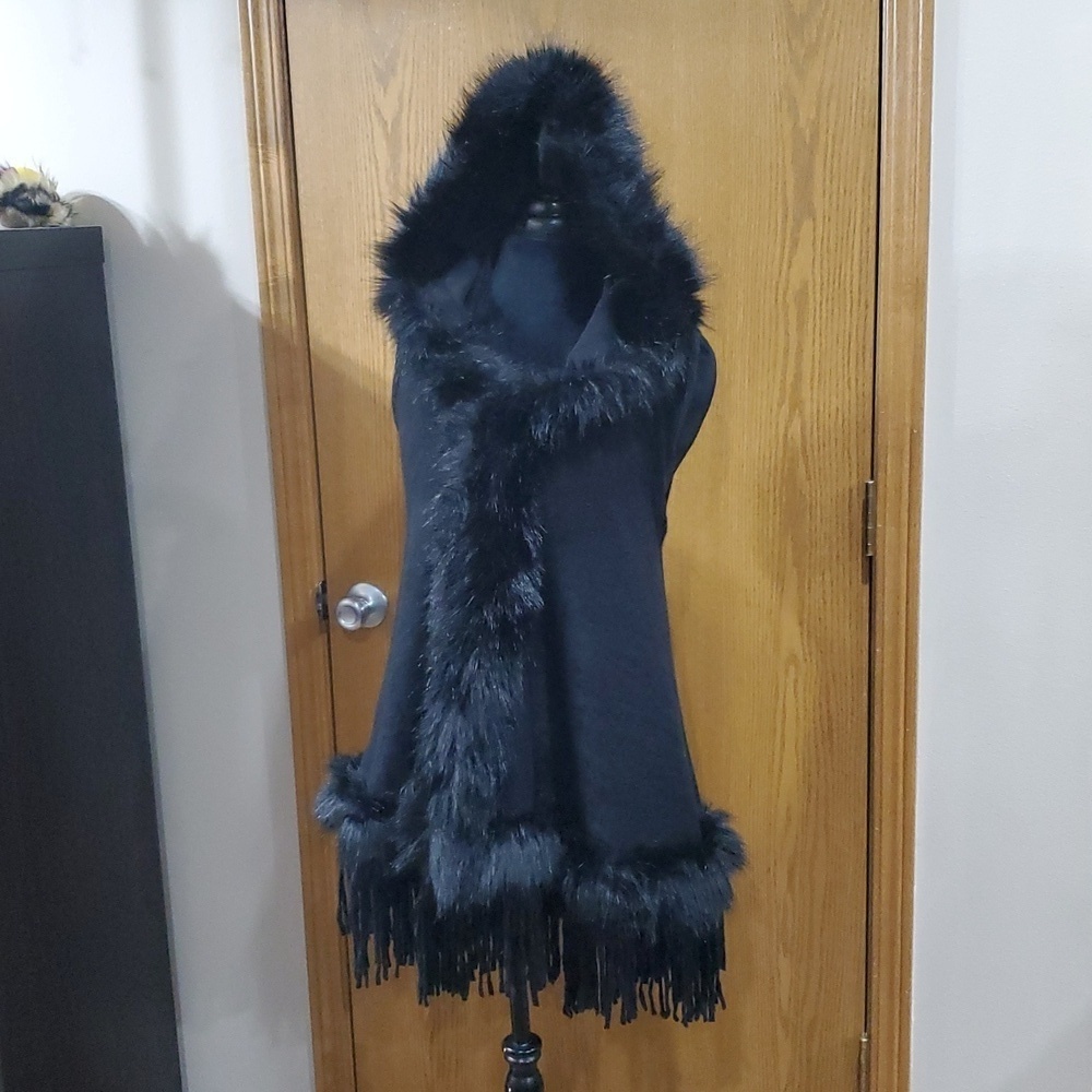 Northen Angel Faux Fur Trimmed Hooded Sleeveless Fringed Top